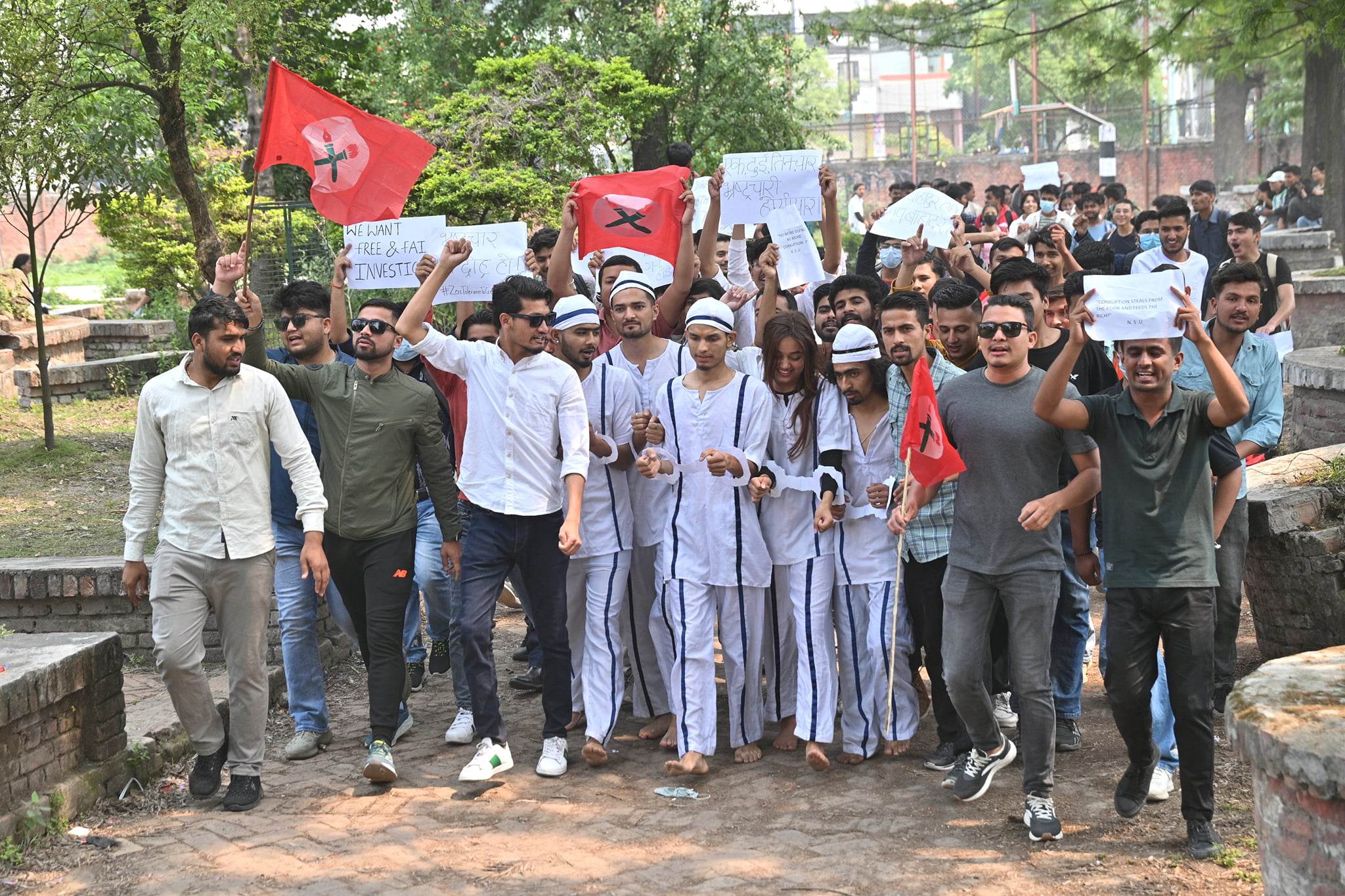 सेतो लुगामा कागजको हतकडीसहित नेविसंघ सडकमा (तस्वीरहरू)